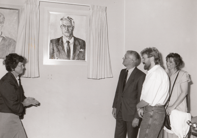 243673 Onthulling van het schilderij van burgemeester J. de Widt, 1989