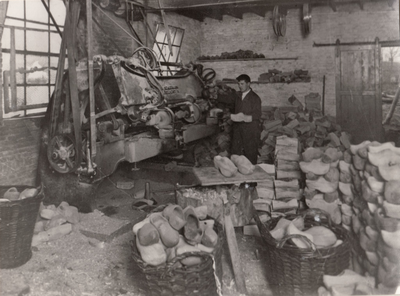 243721 Werkplaats van een klompenmakerij van M. en L. Vogels, 1935