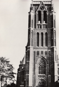 243754 Toren van de Sint Odulphuskerk zonder spits, 1950