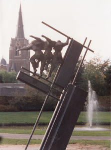 243795 Beeld ' Schots Monument' van Antoinette Briët in de Koetshuistuin , 24/10/1994