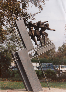 243796 Beeld ' Schots Monument' van Antoinette Briët in de Koetshuistuin , 24/10/1994