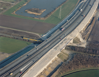 243798 Luchtfoto van Rijksweg A-58 over de spoorlijn Eindhoven / Best, 14/01/1991
