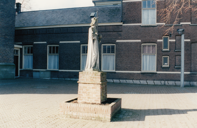 243831 Beeld van Sint Odulphus op het plein voor de Odulphuskerk, 12/03/1998