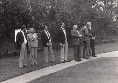 243840 Bezoek van College van Burgemeester en Wethouders aan de schietbaan van Erik Swinkels in Someren, 1986