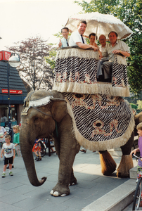 243846 De officiële opening van winkelcentrum Boterhoek : een olifant in het winkelcentrum, 05/07/1991