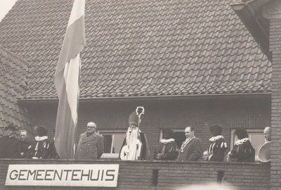 243849 Ontvangst van Sint Nicolaas op het gemeentehuis, 1961