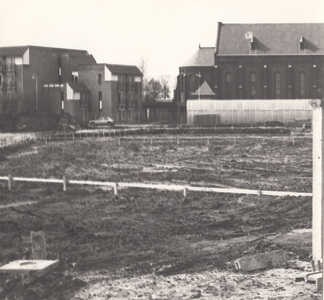 243879 Bouwrijp maken voor nieuwbouw appartementen. Met links Huize Nazereth en rechts de Odulphuskapel, 1980