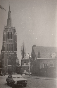 243885 Kerkstraat, In het midden de toren van de Odulphuskerk met de pastorie en rechts Bakkerij Broos van Erp, 1970
