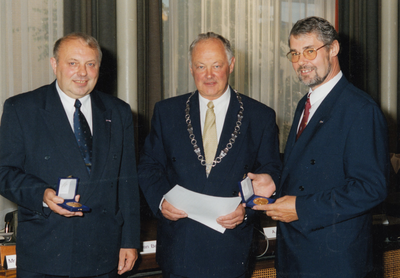 243897 Wethouders Jan van Gerven en Jan van Beerendonk ontvangen uit handen van burgemeester P. Mangelmans de ...