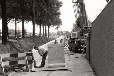 243935 Het aanleggen van damwanden ten behoeve van de aanleg van een fietspad richting Batabrug, 1978