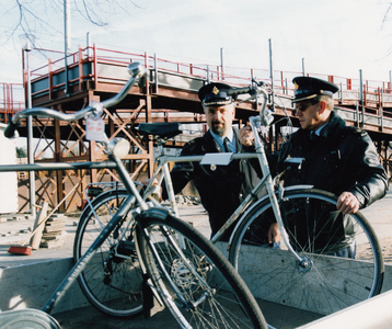 243936 Politie haalt fout geparkeerde fietsen op, 12/11/1999
