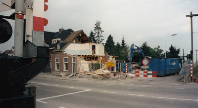 243950 Het slopen van café Roche ten behoeve van de aanleg van het verdiepte spoor, 1998