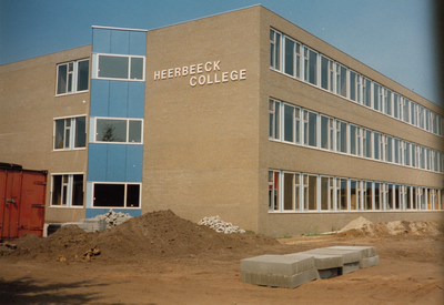 243996 Het aanbrengen van bestrating bij het Heerbeeck College, 1985