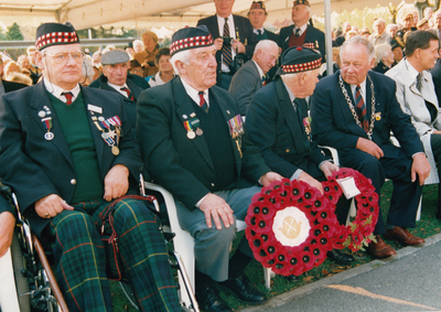 244035 Burgemeester P. Mangelmans te midden van Schotse Oud-strijders, 10/1994