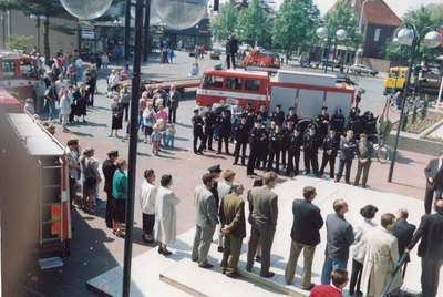 244039 Het presenteren van de nieuwe brandweerauto aan het gemeentebestuur, 2002