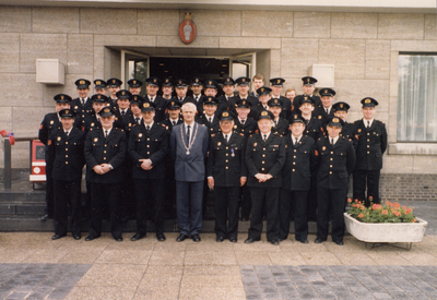 244071 Groepsfoto van de vrijwillige brandweer Best , 1986