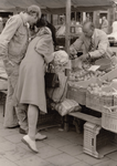 244195 Weekmarkt : het aanbieden van groenten en fruit vanuit de marktkraam , 1974