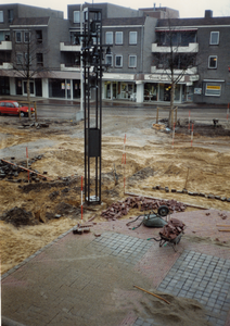 244230 Het plaatsen van het klokkentoren tijdens de bestrating van het Raadhuisplein, 1988