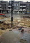 244230 Het plaatsen van het klokkentoren tijdens de bestrating van het Raadhuisplein, 1988