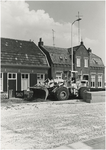 337 Wegwerkzaamheden aan 't Hofke 36 - 40: herbestrating en het aanleggen van een trottoir. Met shovel., 02-1972