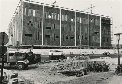 458 Het herbestraten en de bouw van De Bijenkorf, gezien vanuit de Demer, 1968