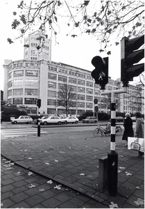 546 De Philipsfabriek met lichttoren op de hoek van de Mathildelaan met de 'Emmasingel', 15-11-1978