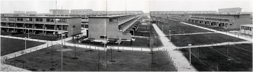 647 Panorama van 't Hool, vanaf Diekirchlaan richting flats aan de Bisschop Bekkerslaan. Vooraan links het Winselerhof ...