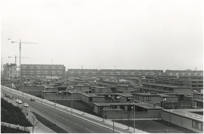 649 Panorama van de wijk 't Hool gezien vanaf de flat aan de Genovevalaan in de richting van de Echternachlaan, 12-1971