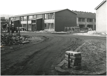 650 De bouw van een complex van bejaardenwoningen in de wijk 't Hool, 02-1972