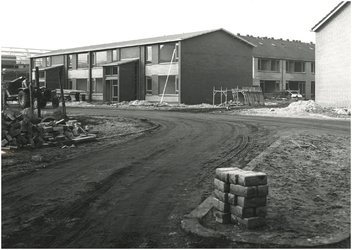 650 De bouw van een complex van bejaardenwoningen in de wijk 't Hool, 02-1972