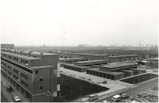 652 Panorama van de bouw van de wijk 't Hool gezien vanaf flat aan de Genovevalaan in oostelijke richting. Links de ...