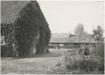 663 De bijgebouwen, het erf en de zijgevel van de boerderij aan het Aanschot, nr 6, 1978