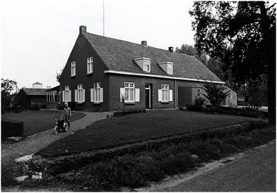 675 Een boerderij aan het Aanschot, nr. 5. Op de voorgrond spelen kinderen met een step, 1968