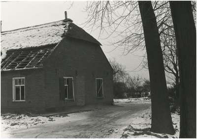 680 De afbraak van de besneeuwde boerderij aan het Aanschot, nr. 2, 1980