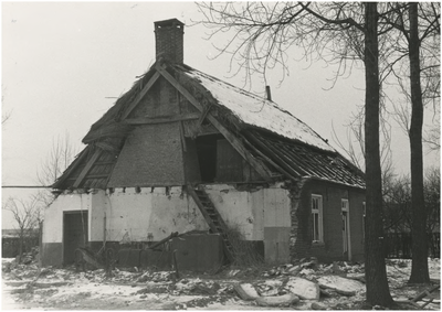 681 De afbraak van de besneeuwde boerderij aan het Aanschot, nr. 2, 1980