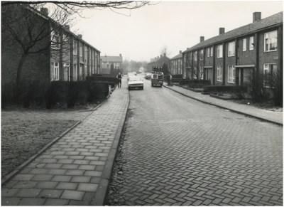 1348 Jan Vethstraat, rechts melkboer Boeien van Campina met zijn melkwagen, 1975 - 1985