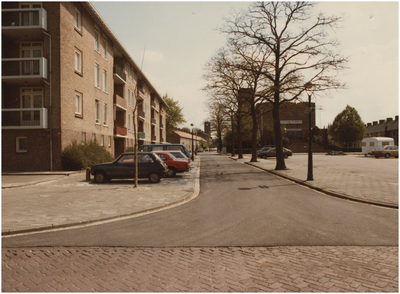 1415 Mimosalaan gezien vanaf de 'Piuslaan'. Rechts Omroep Brabant, ca. 1980