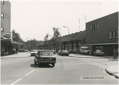 1524 De Tartinistraat vanaf het kruispunt Franz Leharplein-Bennekelstraat met links drogisterij Etos, ca. 1980