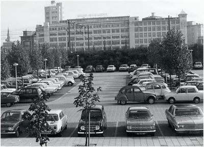 8532 Parkeerterrein, met op de achtergrond de lichttoren van Philips, 1971