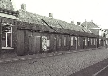 9052 De Broekseweg met links vooraan de te slopen panden 87 en 89, 03-1962