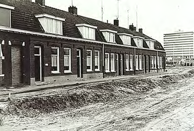9059 De Harmoniestraat ten tijde van de aanleg van de Fellenoord. Op de achtergrond het hoofdkantoor van de Rabobank, ...