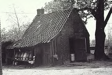 9065 De melkschuur bij de boerderij Het Duivenkot , gelegen aan de Hoolstraat 4a, ca. 1965