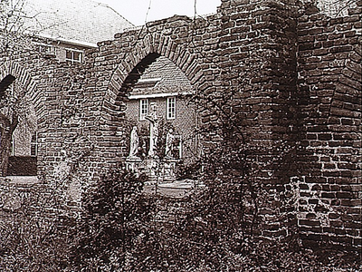 18754 Klooster Mariënhage, Augustijnendreef 15. Kerkhof met ruïne van het oude klooster, 1977