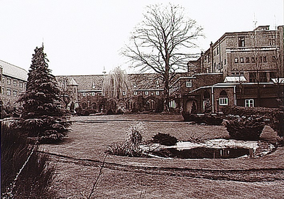 18755 Klooster Mariënhage, Augustijnendreef 15. Binnentuin gezien vanaf de 'Tramstraat', 1978