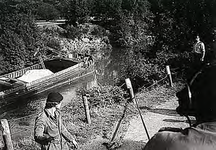 18866 Het vlottrekken van een aan de grond gelopen binnenvaartschip in het Beatrixkanaal, 1978