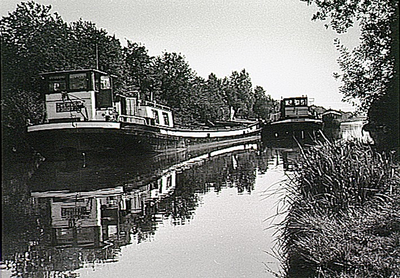 18869 Het vlottrekken van een aan de grond gelopen binnenvaartschip in het Beatrixkanaal, 1978
