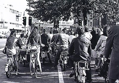 19548 Wachtende fietsers bij oversteekplaats, 09-1970