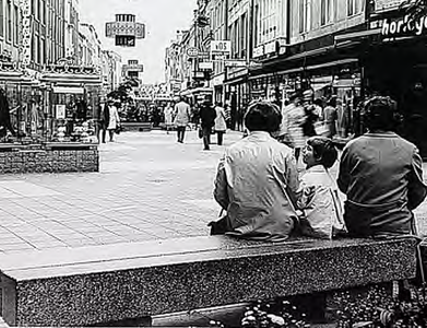 19919 Het statten en samenkomen van winkelend publiek in De Demer, gezien vanaf de kruising met de 'Marktstraat', 20-09-1968