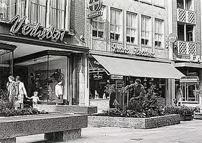 19930 Het beplanten van plantenbakken door de Plantsoenendienst, 1968