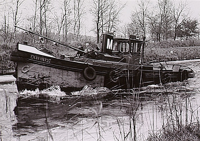 25591 Het breken van ijs door een ijsbreker - sleepboot ten behoeve van het vrij maken van de vaargeul, 1970